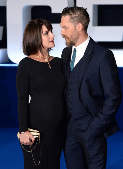 AVSLØRTE BABYNYHET: Det var under filmpremieren på filmen «Odeon Leicester Square» i London i 2015 at ekteparet Tom Hardy og Charlotte Riley avslørte at de ventet sitt aller første barn sammen. Siden den gang har de holdt kortene tett inntil brystet. Foto: NTB Scanpix AVSLØRTE BABYNYHET: Det var under filmpremieren på filmen «Odeon Leicester Square» i London i 2015 at ekteparet Tom Hardy og Charlotte Riley avslørte at de ventet sitt aller første barn sammen. Siden den gang har de holdt kortene tett inntil brystet. Foto: NTB Scanpix